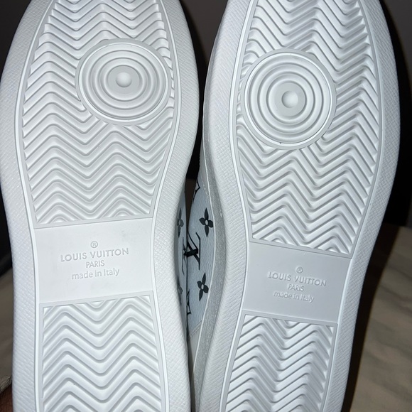 Authentic Louis Vuitton sneakers - Picture 8 of 11